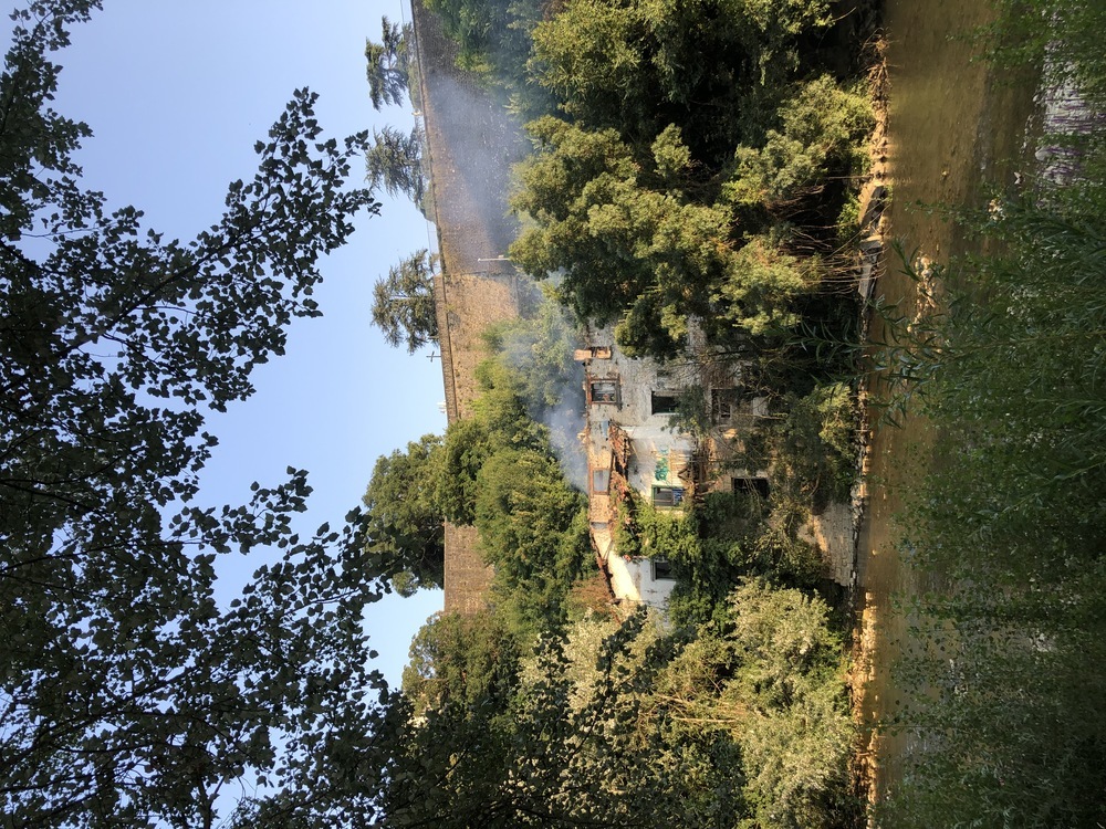 La casa abandonada junto al río Arga vuelve a arder