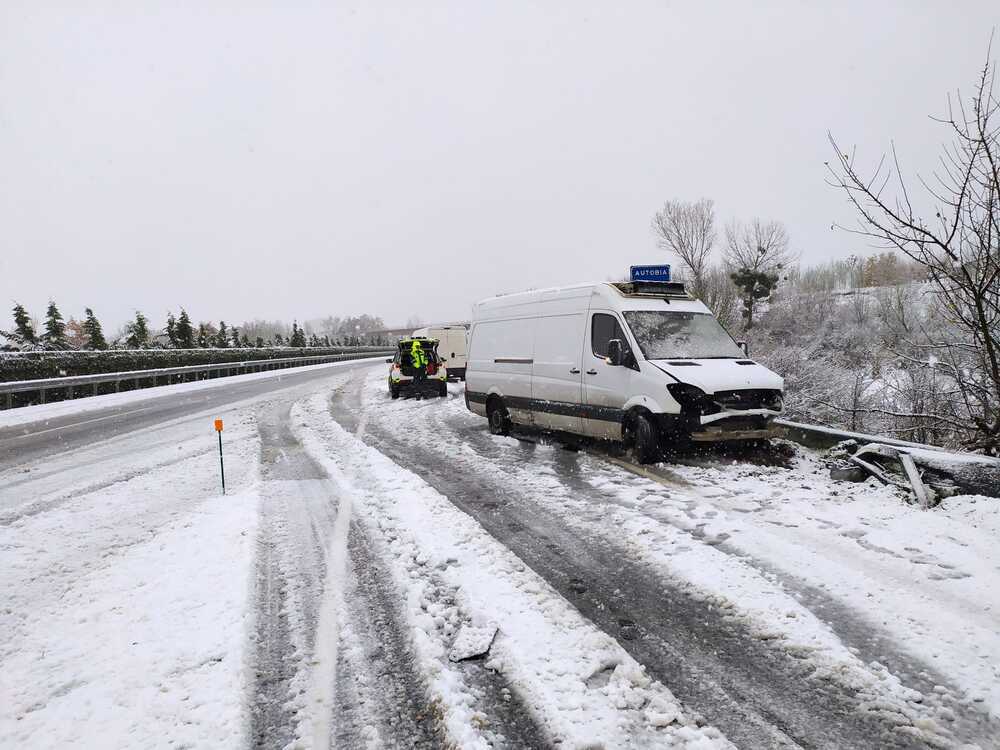 La nieve ocasiona numerosas incidencias en las carreteras