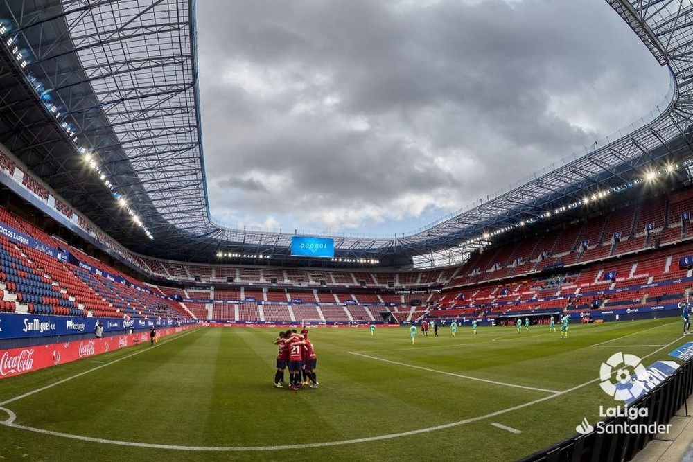 Osasuna celebra uno de los goles en un estadio de El Sadar sin público.