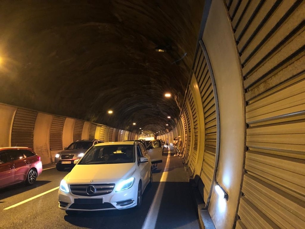 Decenas de coches parados en el túnel de Gorosmendi
