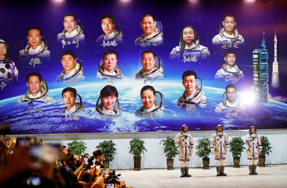 China pone en órbita a la tripulación de su estación espacial