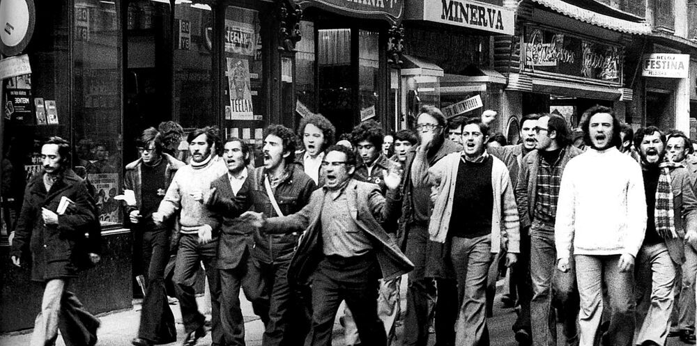 Manifestación de obreros de la construcción en Barcelona a finales de los años 70, entre sus exigencias estaban el contrato fijo y las 40 horas semanales. 
