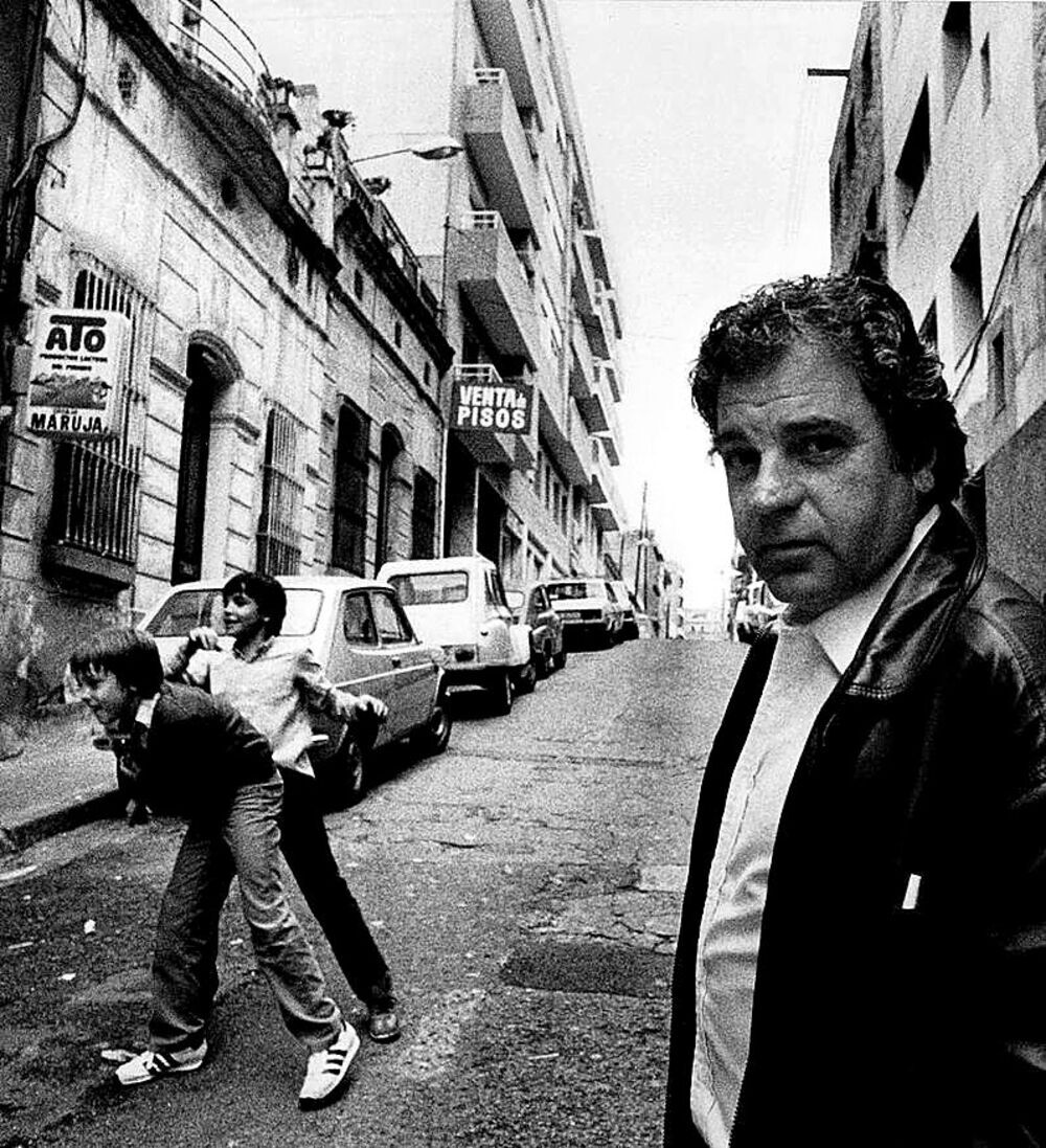 Juan Marsé, fotografiado en una calle de la Ciudad Condal, en junio de 1982. 