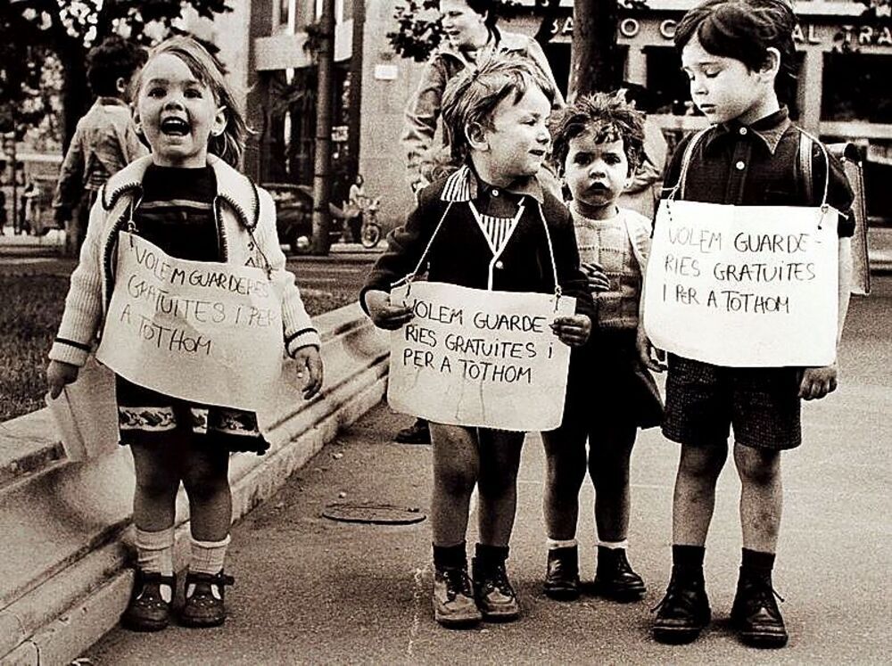 Protesta de unos niños pidiendo guarderías. 
