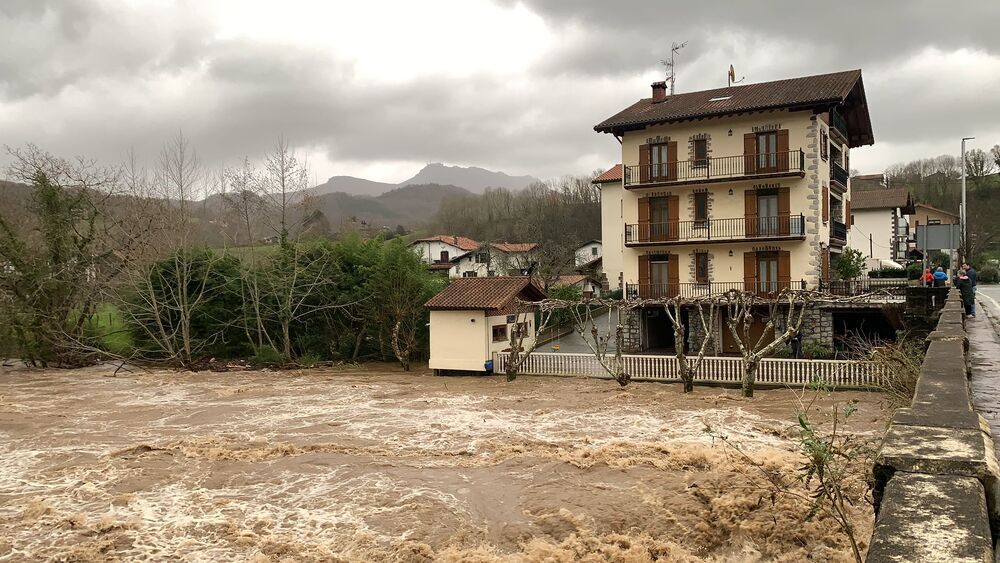 Los ríos se desbordan y cortan vías importantes en Navarra