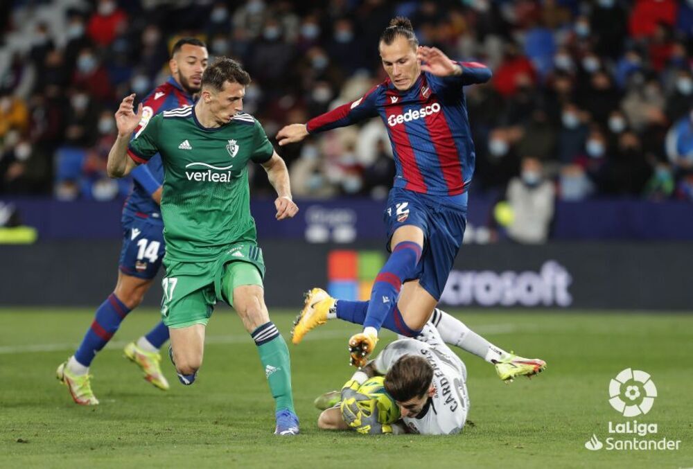 Budimir volvió a jugar tras guardar descanso en Copa del Rey