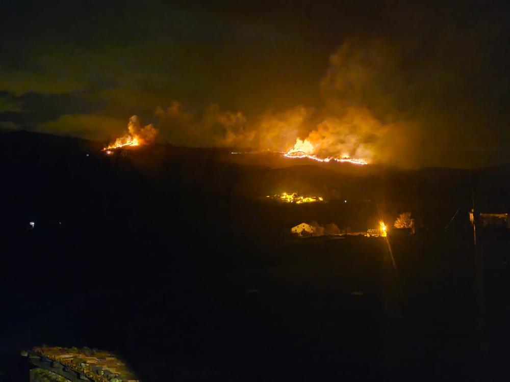 Un incendio en Bera corta la N-121-A en dirección a Irún