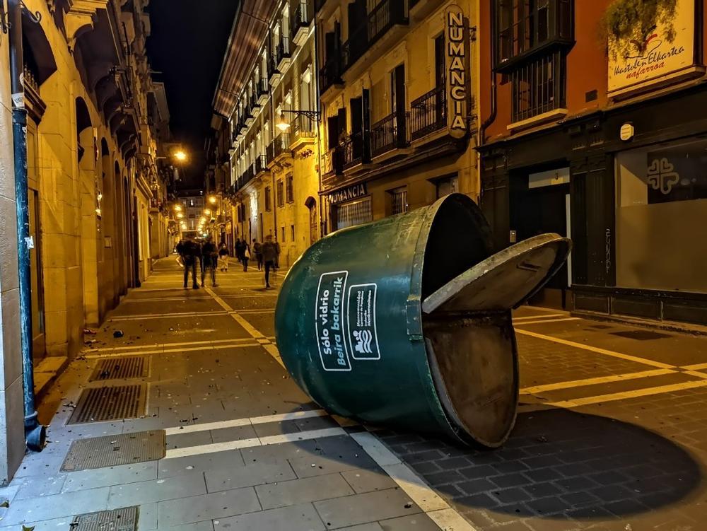 Carreras y quema de contenedores en el centro de Pamplona