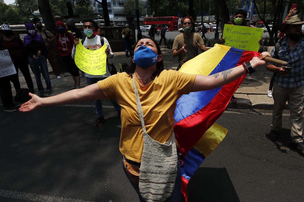 Protestan en la Embajada de Colombia en México contra la represión  / JOSÉ MÉNDEZ