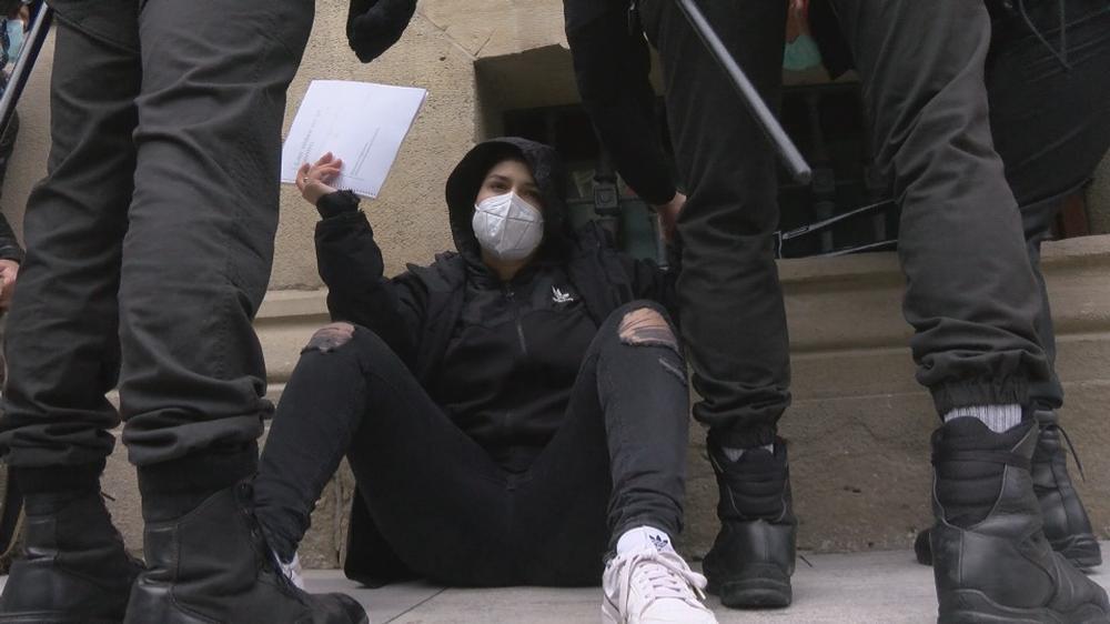 Una mujer detenida y varias encadenadas en el Parlamento