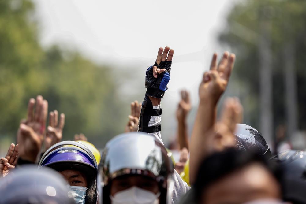 Miles de birmanos desafían la represión de las protestas
