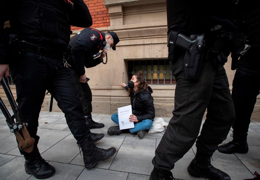 Una mujer detenida y varias encadenadas en el Parlamento