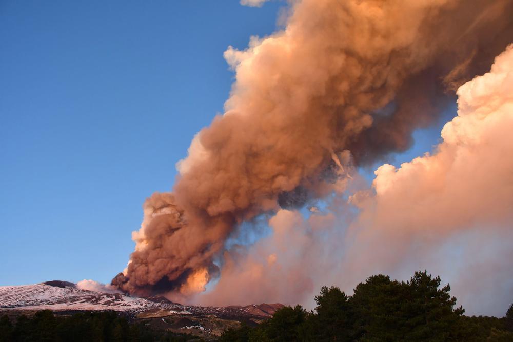 La erupción del Etna obliga a cerrar el aeropuerto de Catania