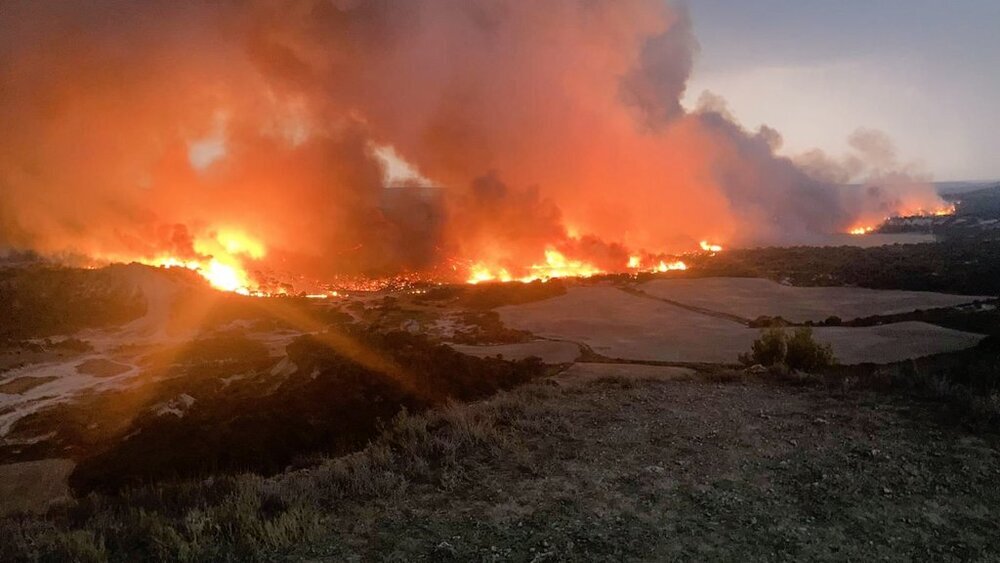 Bomberos trabajan en un incendio en un paraje de Valtierra