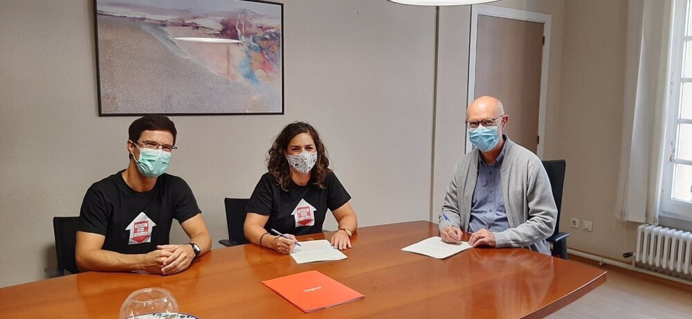 Andrés Carbonero Martínez, director general de Protección Social y Cooperación al Desarrollo, y Silvia Hualde, en representación de la Asociación Acción en Red-Elkarlan Sarea, firman un convenio para atender a personas sin hogar en Tudela