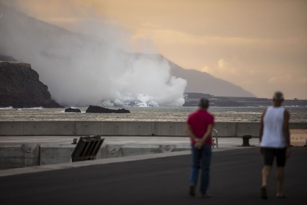 El volcán de La Palma comienza a formar un delta de lava tras su llegada al mar  / KIKE RINCÓN