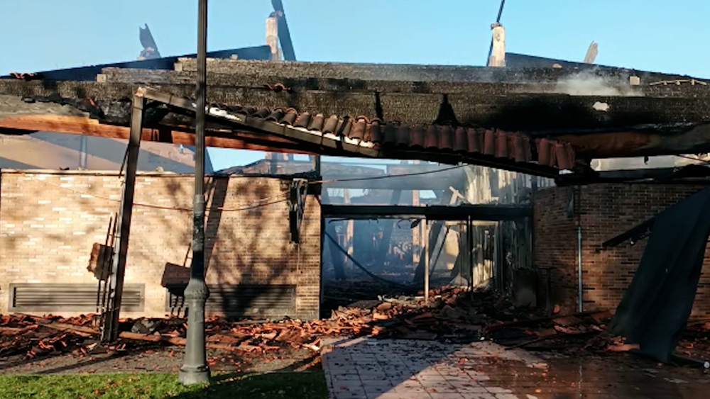 Un devastador incendio arrasa el centro comercial de Gorraiz