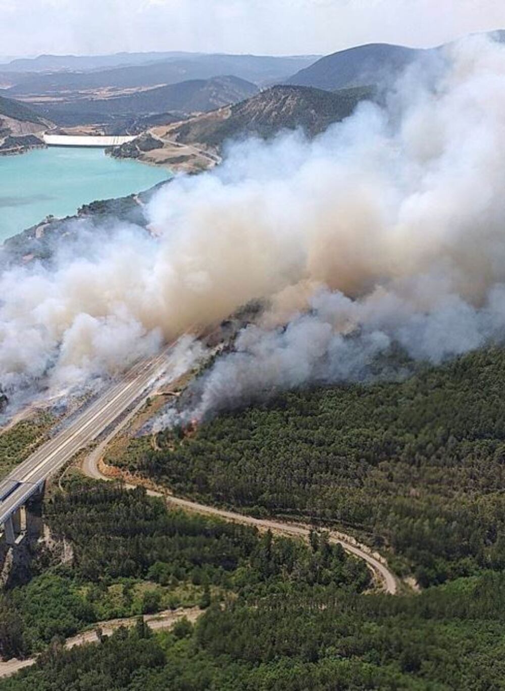 Cortada la Autovía del Pirineo por un incendio en Tiermas