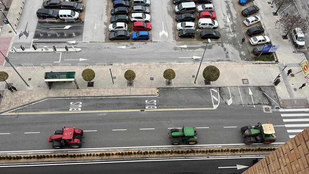 Un convoy de tractores toma las calles de Pamplona