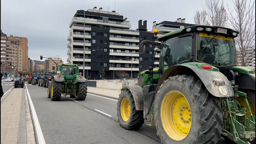 Un convoy de tractores toma las calles de Pamplona