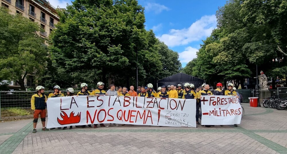Bomberos forestales protestan frente al parlamento