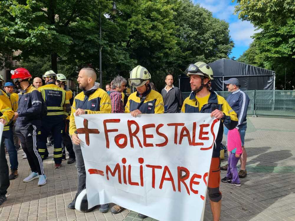 Bomberos forestales protestan frente al parlamento