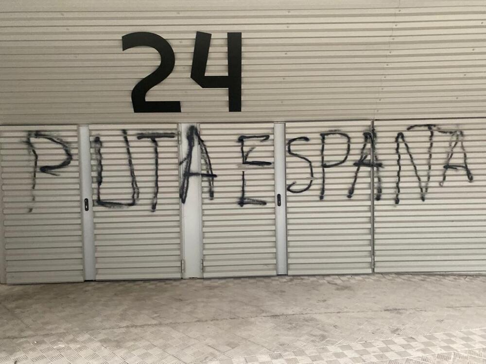 El Sadar amanece con pintadas contra el partido de España