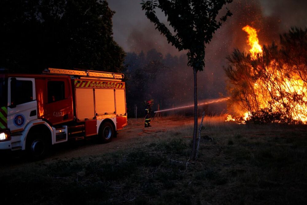 A firefighter works to extinguish a wildfire in Verin  / FELIPE CARNOTTO