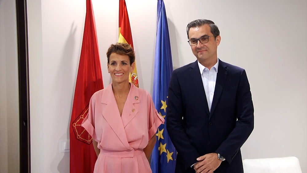 La presidenta de Navarra, María Chivite, junto al nuevo presidente de Volkswagen Navarra, Michael Hobusch
