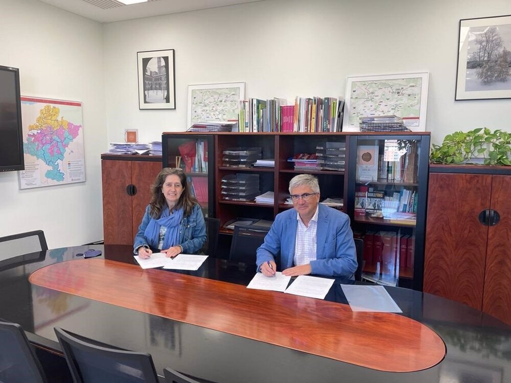 El director general de Educación, Gil Sevillano, y la directora de la Escuela, Fuensanta Honrubia, firman un convenio. 