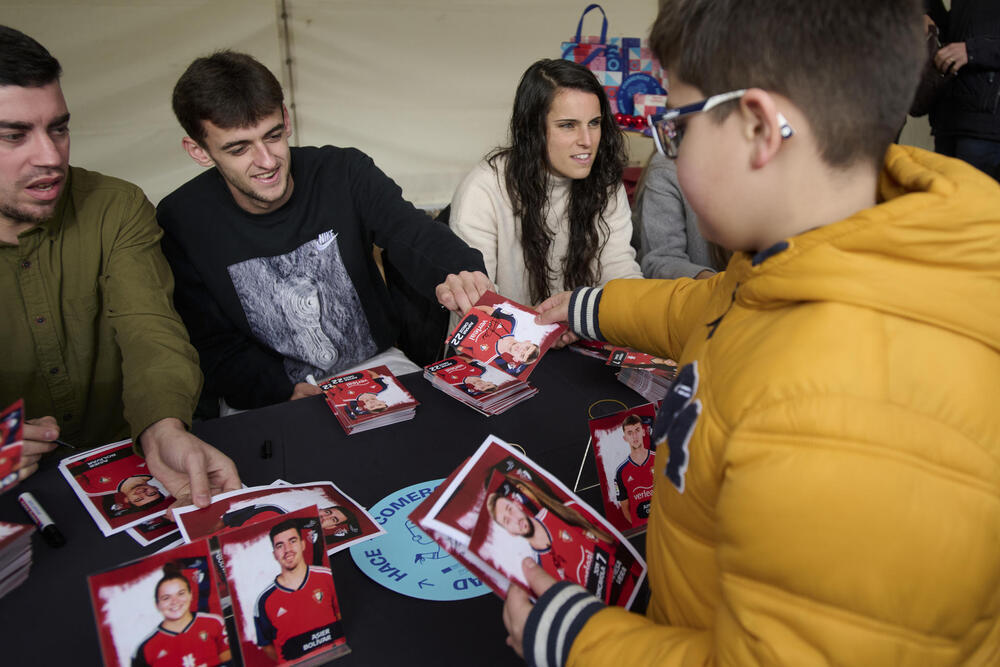 Jugador@s de Osasuna firman autógrafos por Navidad
