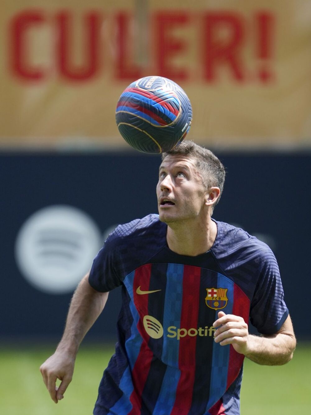 Presentacion del nuevo jugador del FC Barcelona Robert Lewandowski  / ALEJANDRO GARCIA