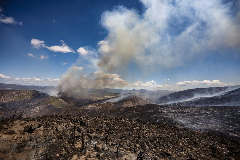 Humo y zona calcinada del incendio forestal que va desde Alcublas hasta las poblaciones de Bejis, Teresa, Toras y Altura  / ROBER SOLSONA