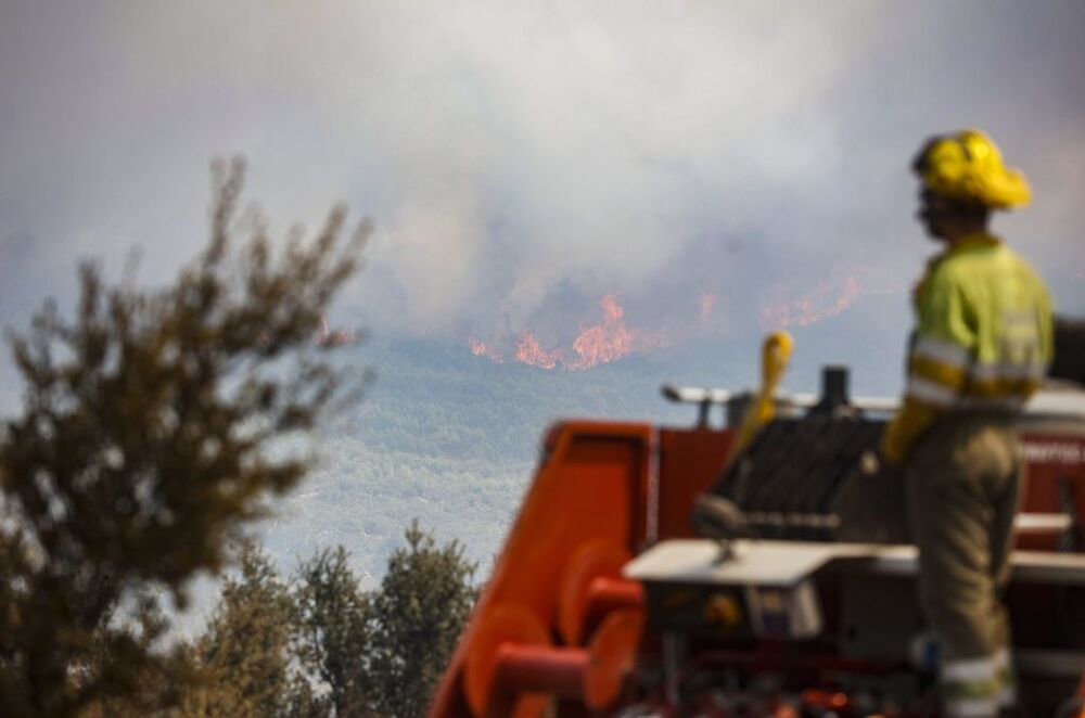 Un miembro de las Brigadas de Refuerzo de Incendios Forestales trabaja en el incendio forestal que va desde Alcublas hasta las poblaciones de Bejis, Teresa, Toras y Altura en la comarca del Alto Palancia (Castellón).  / ROBER SOLSONA