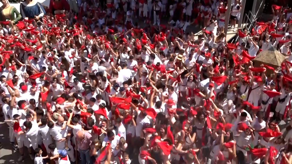 Una multitud de blanco y rojo celebra las fiestas de Viana