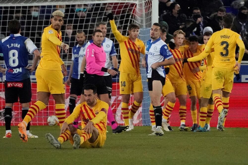 Frenkie de Jong rescata el Barça en Vitoria