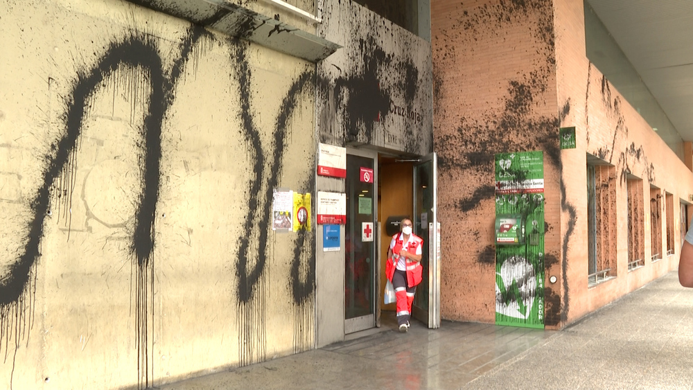 Atacan con pintura la sede de Cruz Roja en Pamplona