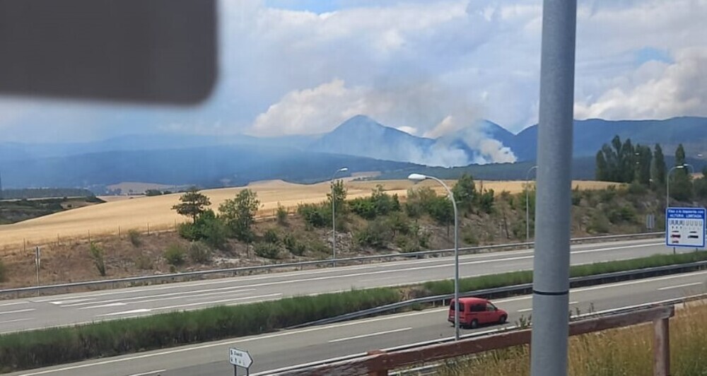Declarado un incendio en Iza, próximo a las vías del tren