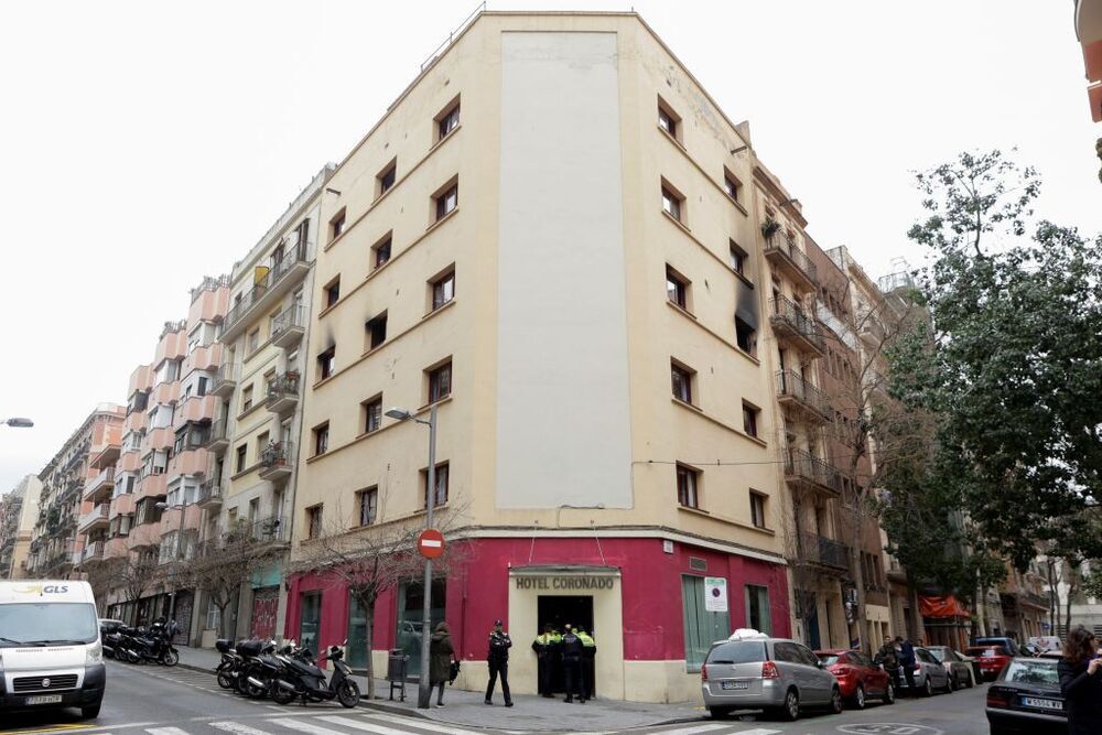 Nueve heridos al incendiarse un hotel en Barcelona
