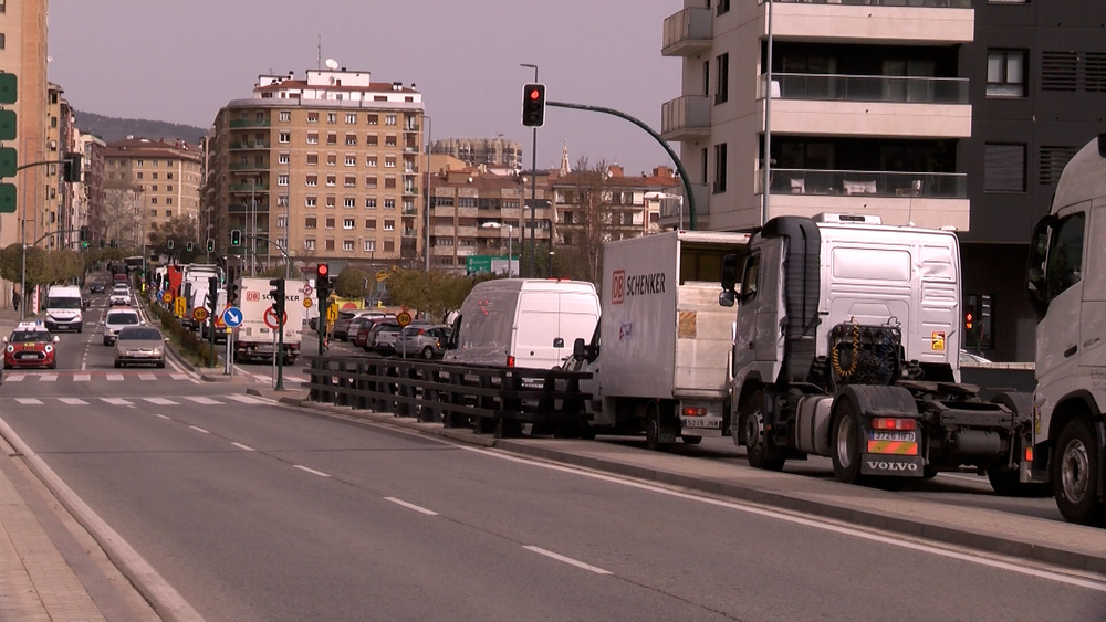 Centenares de camiones colapsan Pamplona