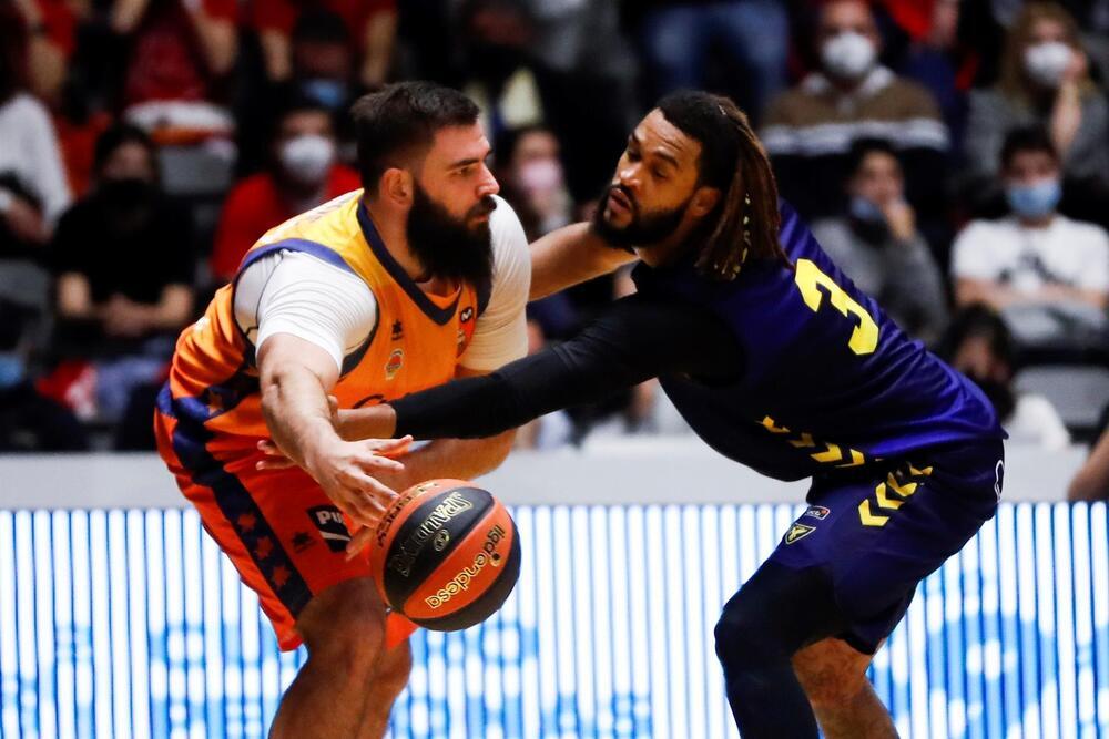 El UCAM Murcia tumba la heroica del Valencia Basket