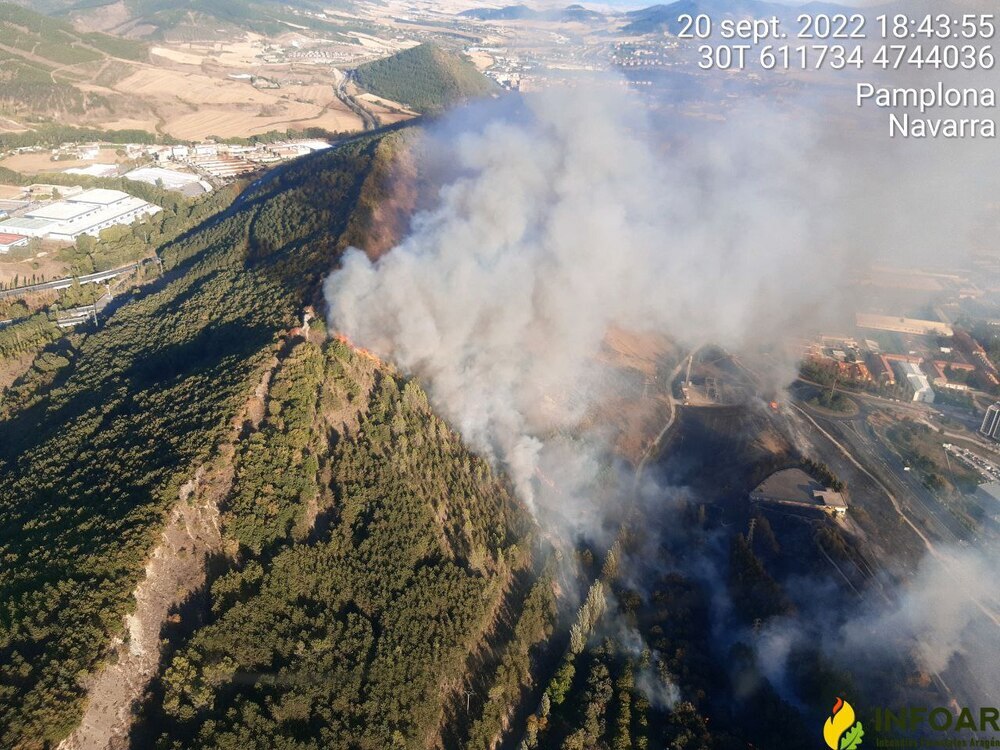 Un potente incendio en el monte Ezkaba alerta a Pamplona