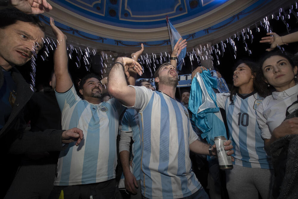 La afición argentina toma la Plaza del Castillo