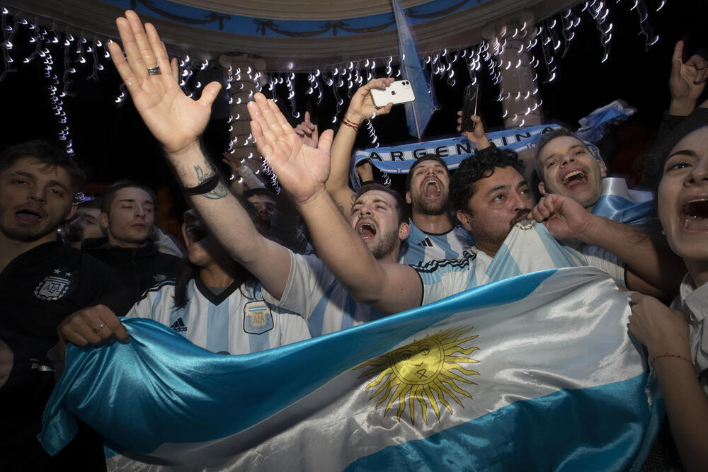 La afición argentina toma la Plaza del Castillo