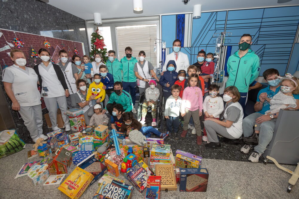 Osasuna Magna dona juguetes a los niños ingresados en la CUN