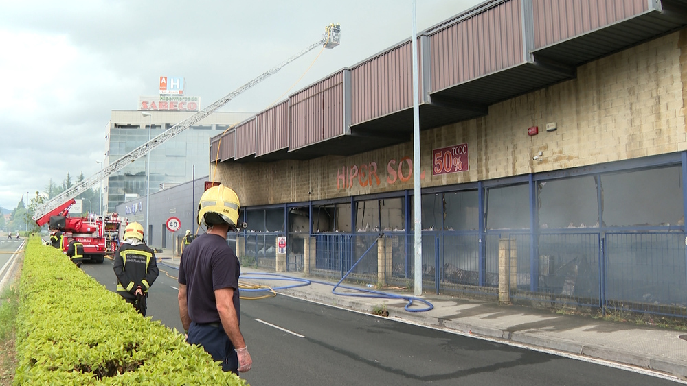 Incendio sin heridos en un bazar en el polígono Mugazuri