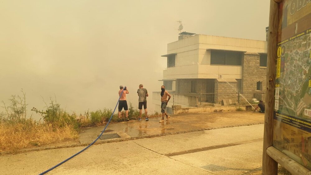 Un incendio forestal amenaza a la localidad de Obanos