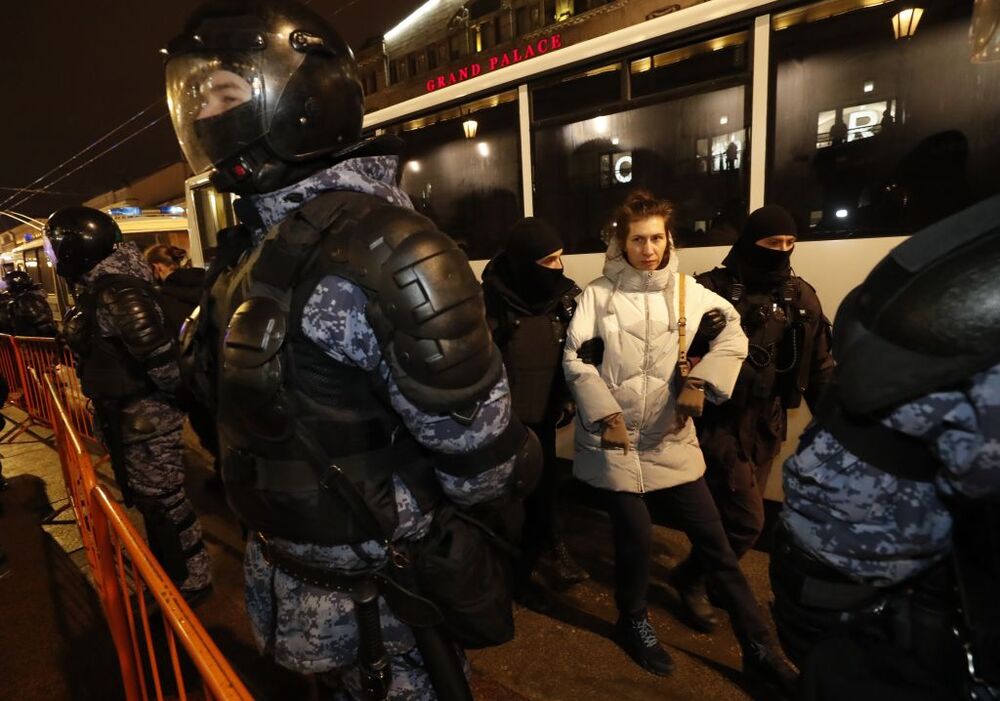 Russian policemen detain protestors during rally against entry of Russian troops into Ukraine  / ANATOLY MALTSEV