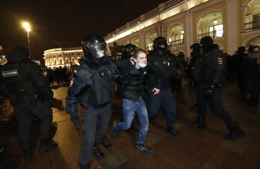 Russian policemen detain protestors during rally against entry of Russian troops into Ukraine  / ANATOLY MALTSEV