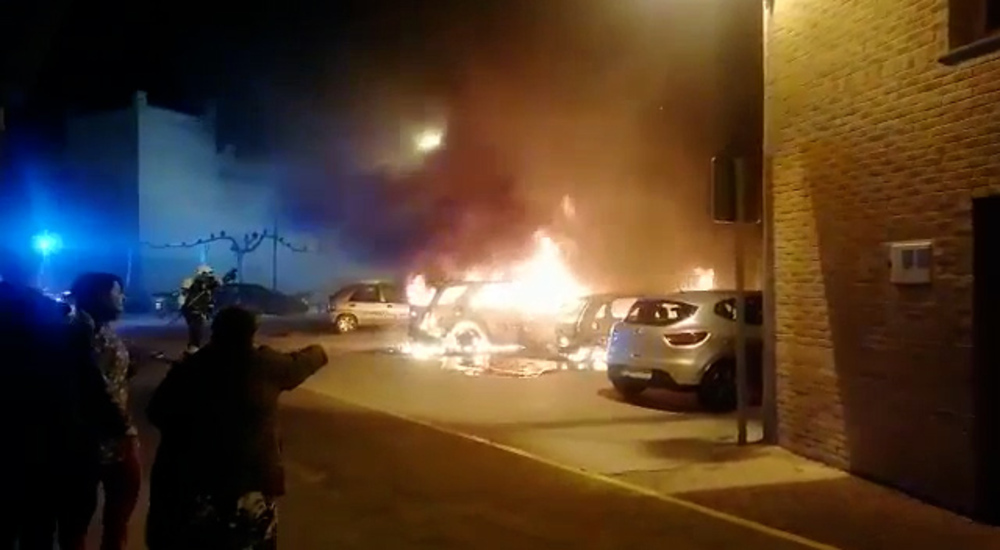 Arden varios coches en un incendio de madrugada en Marcilla